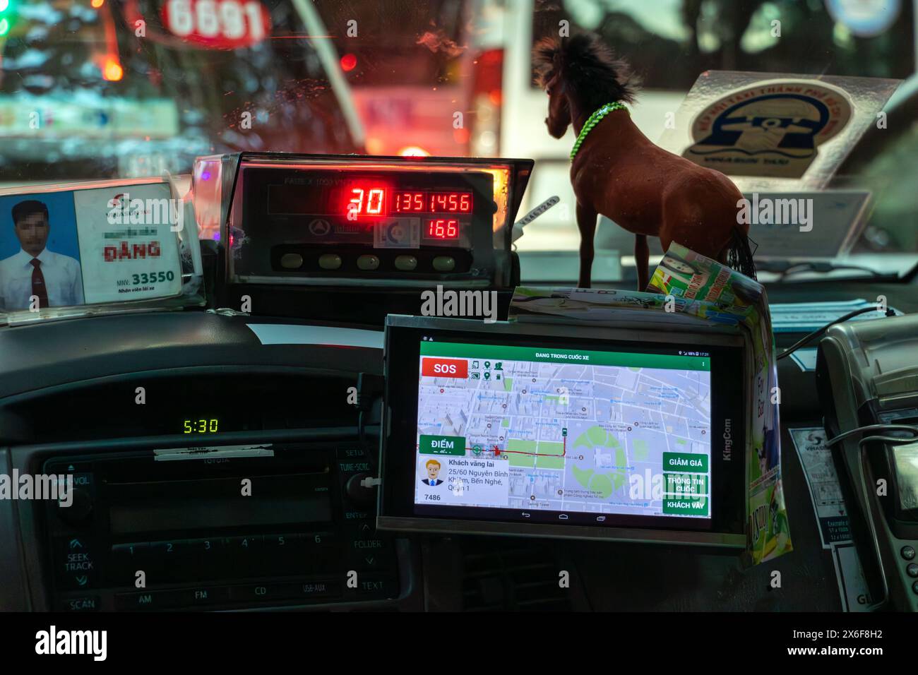 SAIGON, VIETNAM, 17. Dezember 2017, nächtliche Taxifahrt im Stau. Stockfoto