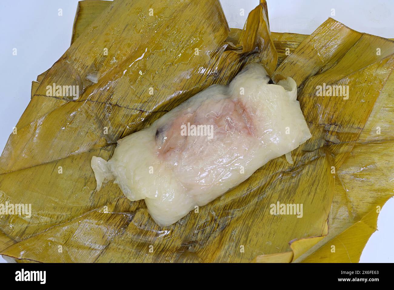 Nahaufnahme des gedämpften Khao tom Mat, ein beliebtes süßes thailändisches Dessert aus gedämpftem Kleberreis, reifer Banane und Kokosmilch, unverpackt Stockfoto