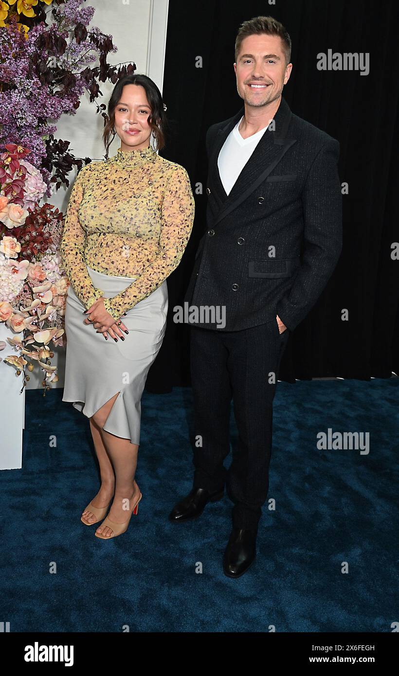 Melissa O'Neil und Eric Winter besuchen den Disney 2024 Vorsprung Red