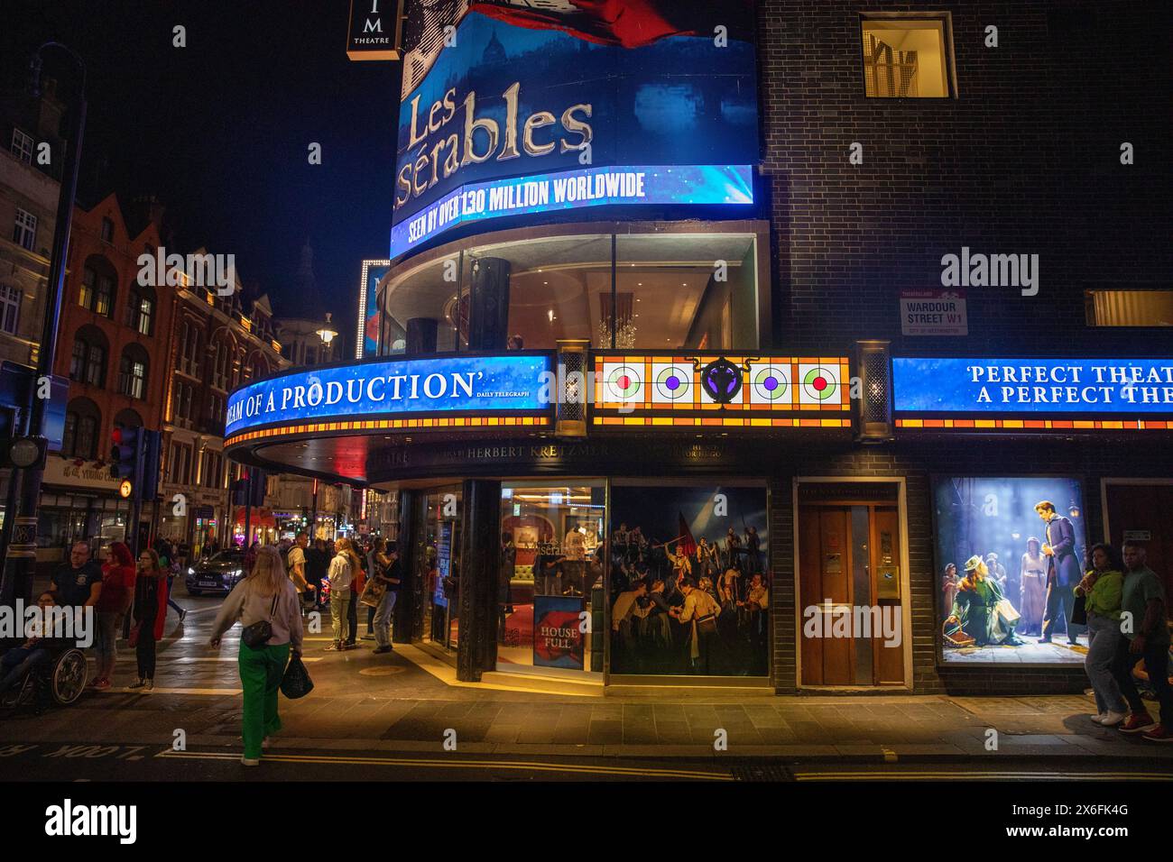 Les Miserables Musikproduktion im Sondheim Theater im Londoner West End, Nachtaufnahme mit Neonschildern, London, England, UK, 2023 Stockfoto
