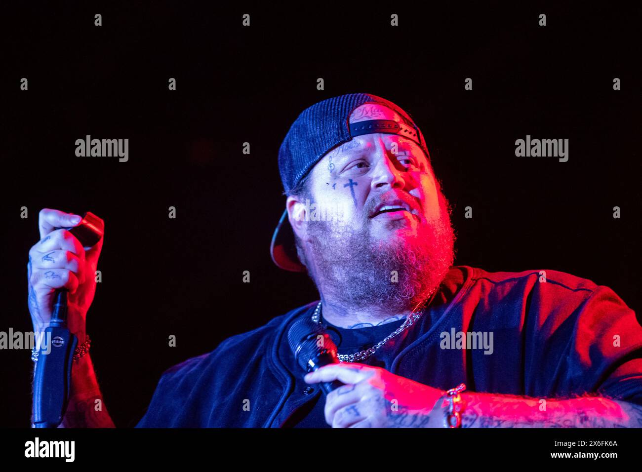 Fort Worth, Texas, USA. Mai 2024. Der Grammy-nominierte Sänger, Rapper und Songwriter JELLY ROLL bespricht am Dienstag Abend die Tunnel to Towers und die PBR Never Forget Concert Series im Bill Bob's Texas in Fort Worth. (Kreditbild: © Brian McLean/ZUMA Press Wire) NUR REDAKTIONELLE VERWENDUNG! Nicht für kommerzielle ZWECKE! Stockfoto