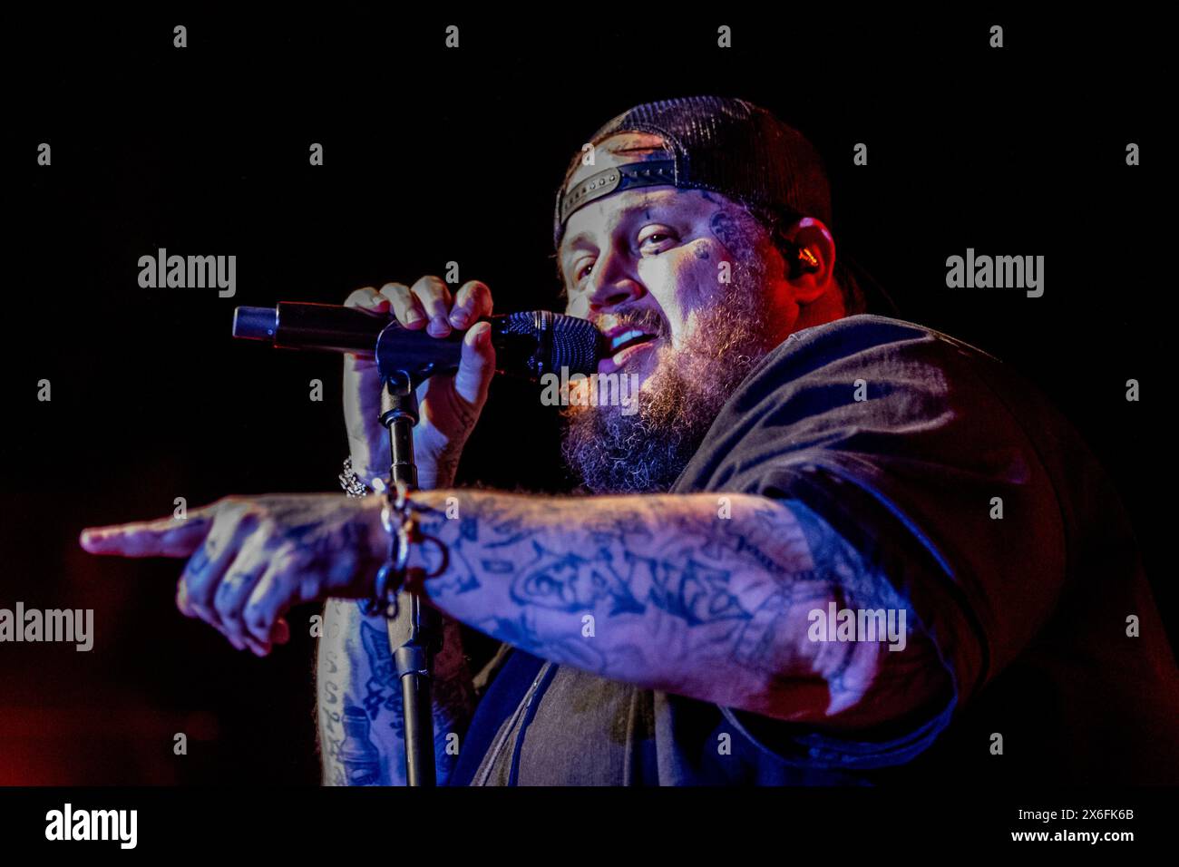 Fort Worth, Texas, USA. Mai 2024. Der Grammy-nominierte Sänger, Rapper und Songwriter JELLY ROLL bespricht am Dienstag Abend die Tunnel to Towers und die PBR Never Forget Concert Series im Bill Bob's Texas in Fort Worth. (Kreditbild: © Brian McLean/ZUMA Press Wire) NUR REDAKTIONELLE VERWENDUNG! Nicht für kommerzielle ZWECKE! Stockfoto