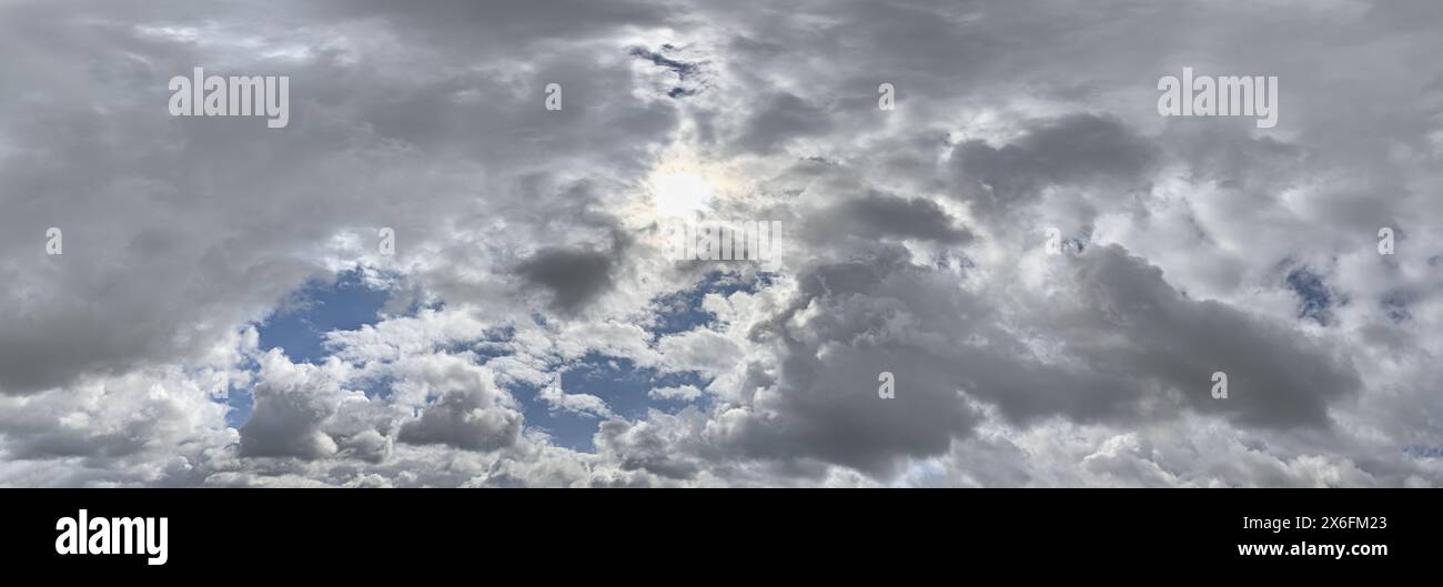 Dramatischer Himmel mit dunklen Wolken und Sonne. Weite Wolkenlandschaft. Stockfoto