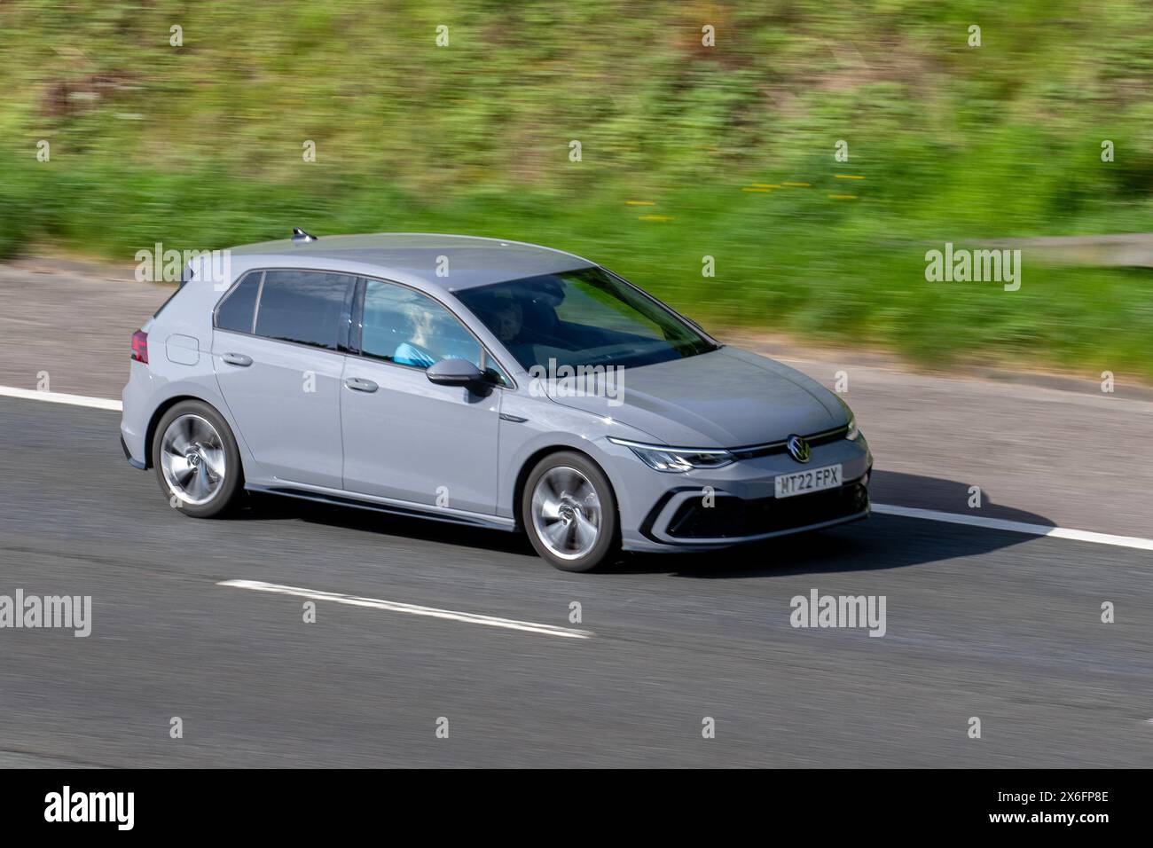 2022 Grau VW Golf R-Line ETSI S-A,1,5 EVO 150 MHEV DSG Auto Start/Stopp Auto Hatchback Hybrid Electric 1498 ccm; Fahrt mit Geschwindigkeit auf der Autobahn M61, Großbritannien Stockfoto