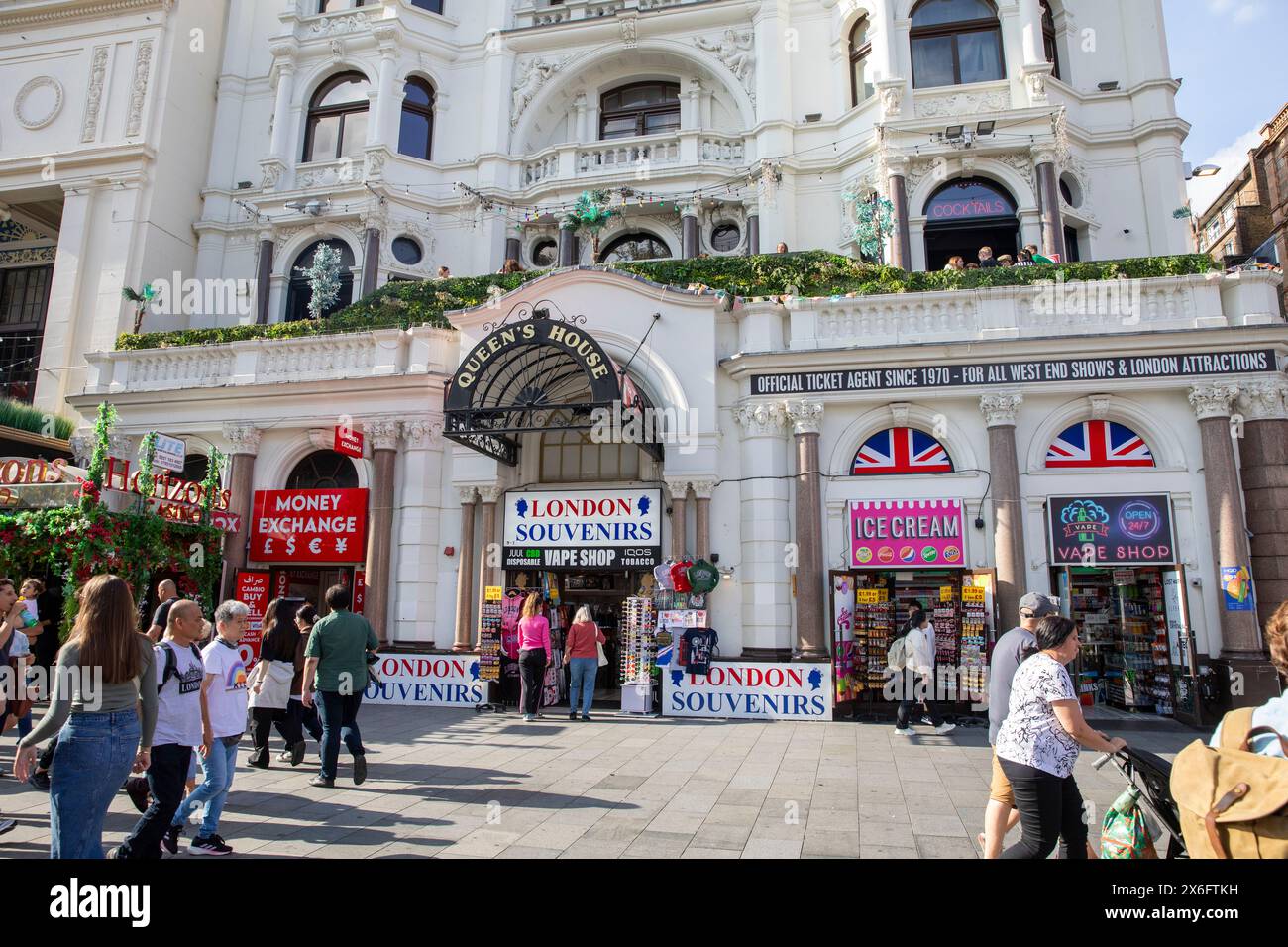 Leicester Square London, Queens House Gebäude mit Vape Shop, Londoner Souvenirs, Geldwechsel und Eisdiele, England, Großbritannien, 2023 Stockfoto