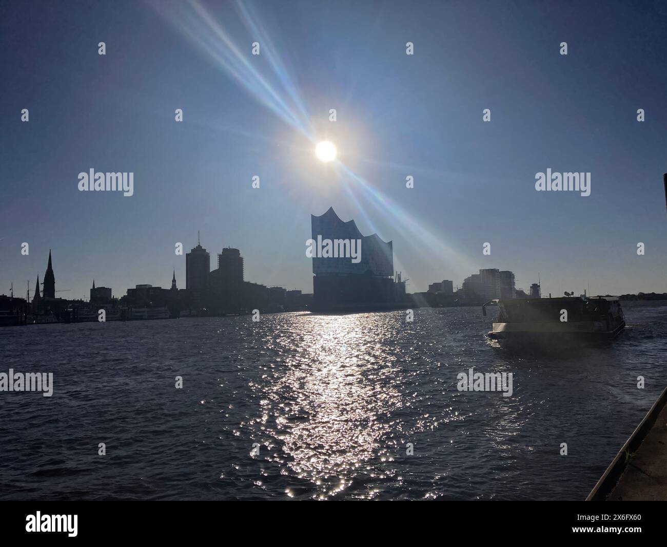 Hamburg, Deutschland. Mai 2024. Die Sonne geht über der Elbphilharmonie auf. Ein weiterer schöner Frühsommertag wird im Norden erwartet. Autor: Thomas Müller/dpa/Alamy Live News Stockfoto