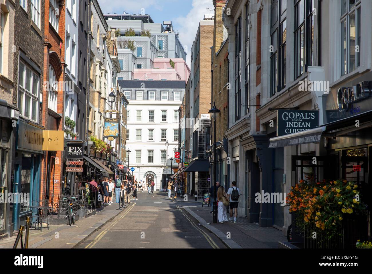 Soho London, Bateman Street in Soho, Londoner Pubs und indisches Restaurant in urbaner Szene während der September Hitzewelle, London, England, Großbritannien Stockfoto