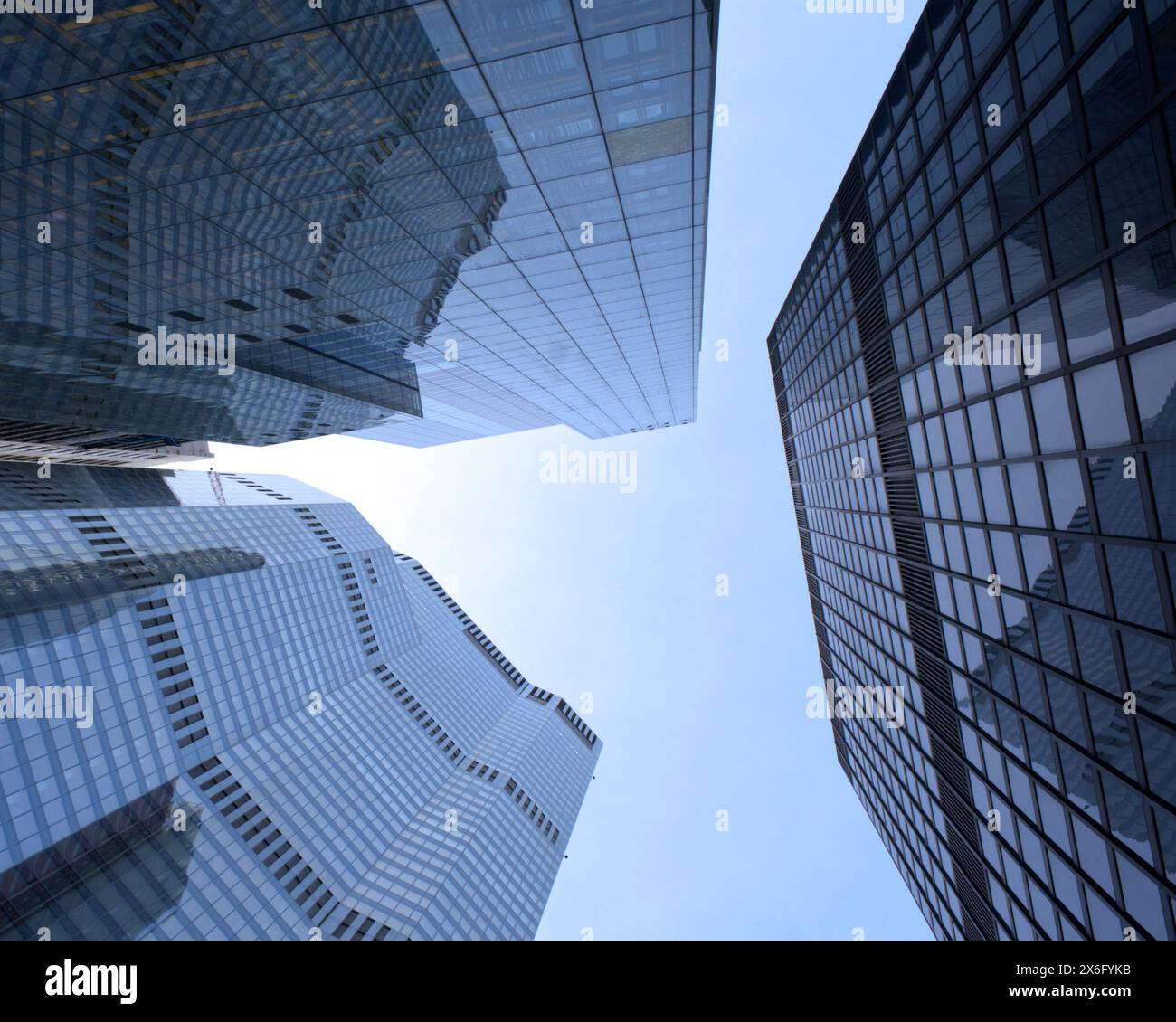 Atemberaubender Blick nach oben auf moderne Glashochhäuser im Finanzviertel Londons, mit architektonischer Brillanz und urbanem Design. Stockfoto