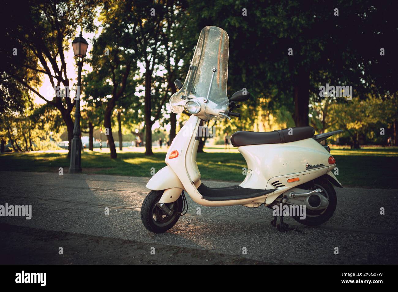 Weißer Vespa-Roller im Városliget, Budapest Stockfoto