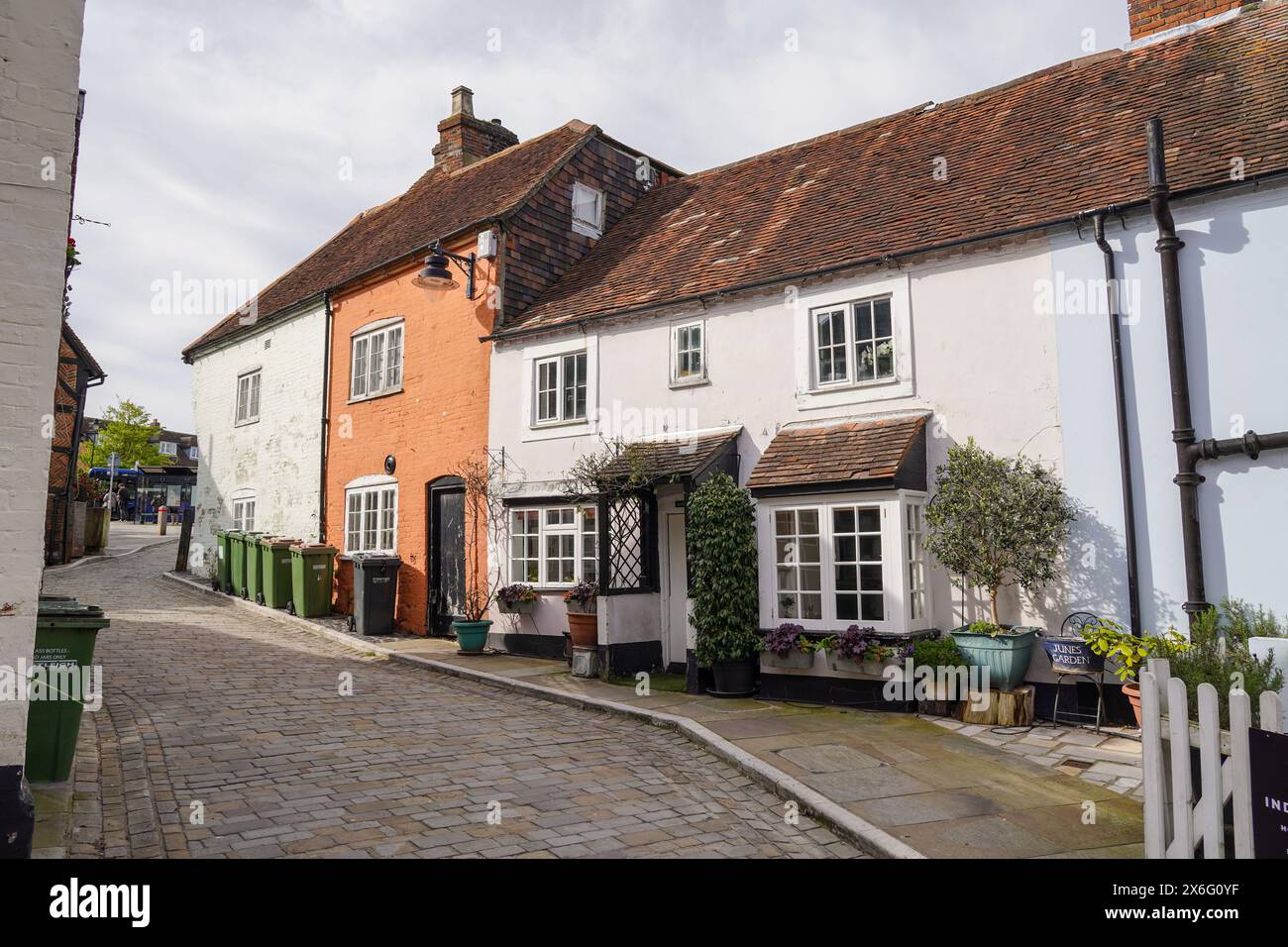 Hamble England 12. April 2024: Malerische englische Hütten im Bootsdorf Hamble-le-Rice in Hampshire England. Malerische Kopfsteinpflasterstraße Stockfoto