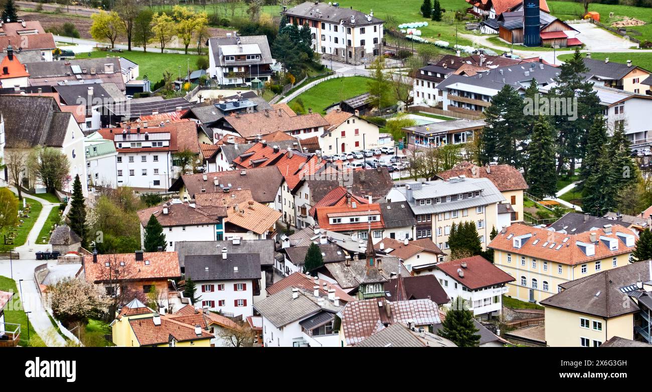Aus der Vogelperspektive eines italienischen Alpendorfes nahe der österreichischen Grenze Stockfoto