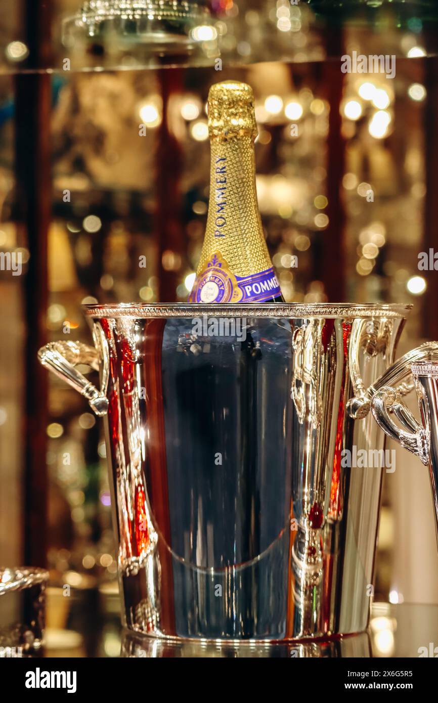 Florenz, Italien - 29. Dezember 2023: Eine Flasche Pommery Champagner in einem Eiskübel und elegante Kristallgläser Stockfoto