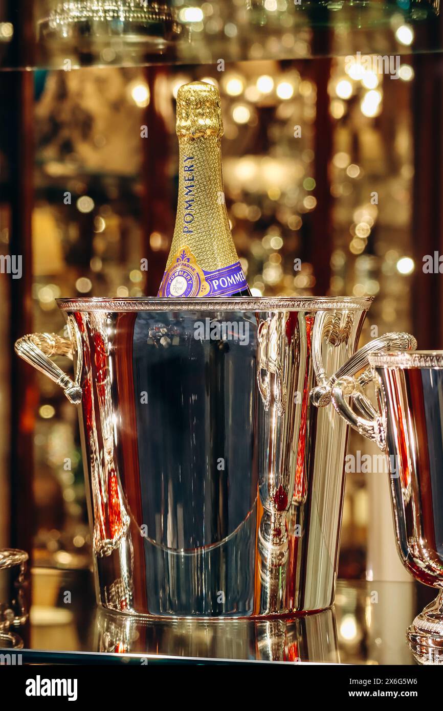 Florenz, Italien - 29. Dezember 2023: Eine Flasche Pommery Champagner in einem Eiskübel und elegante Kristallgläser Stockfoto