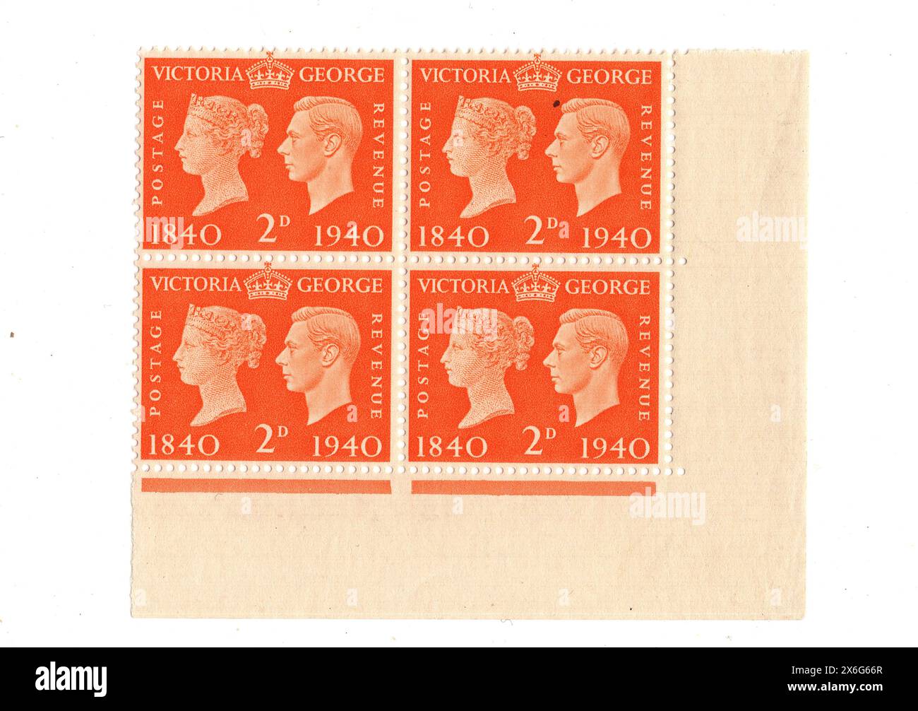 Ein Block mit Briefmarken von Queen Victoria und King George VI aus Großbritannien auf weißem Hintergrund. Stockfoto