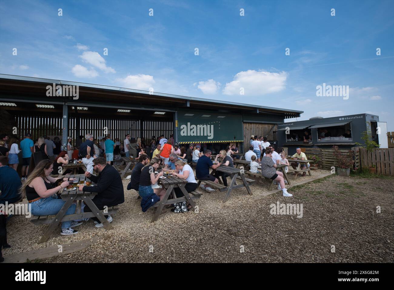 Hunderte von Fans des Fernsehmoderators Jeremy Clarkson besuchen bis zu 45 Minuten seinen Farmladen und sein Restaurant auf der Diddly Squat Farm in Chadlington in West Oxfo Stockfoto
