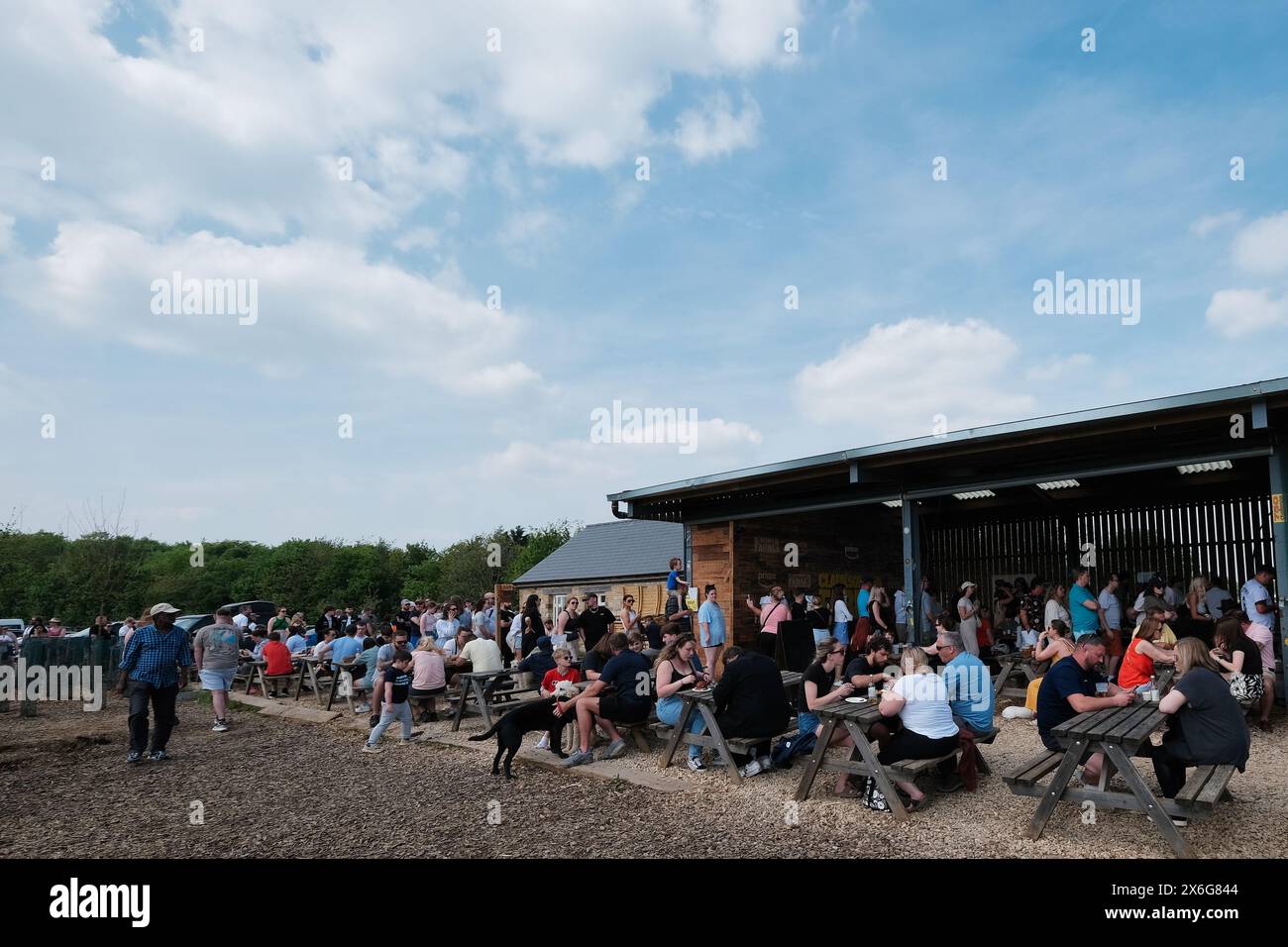 Hunderte von Fans des Fernsehmoderators Jeremy Clarkson besuchen bis zu 45 Minuten seinen Farmladen und sein Restaurant auf der Diddly Squat Farm in Chadlington in West Oxfo Stockfoto