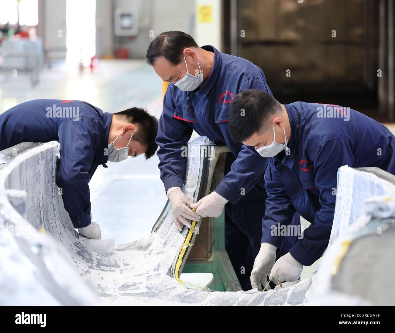 (240515) -- SHENYANG, 15. Mai 2024 (Xinhua) -- Mitarbeiter bereiten Flugzeugkomponenten in einem Werk von Rhyxeon General Aircraft Co., Ltd. In Shenyang, nordöstlicher chinesischer Provinz Liaoning, am 13. Mai 2024 vor. Die Wirtschaft in geringer Höhe entwickelt sich als Vorreiter bei der Entwicklung neuer qualitativ hochwertiger Produktivkräfte in ganz China. Shenyang, einer der ältesten Industrieknotenpunkte des Landes, der vor allem für seine F&E- und Fertigungsbranche in der Luft- und Raumfahrt bekannt ist, hat eine robuste Industriekette aufgebaut, die eine solide Grundlage für die Entwicklung der Wirtschaft in niedrigen Lagen bietet. Die Wirtschaft in geringen Höhen ist ein wirtschaftliches Ko Stockfoto