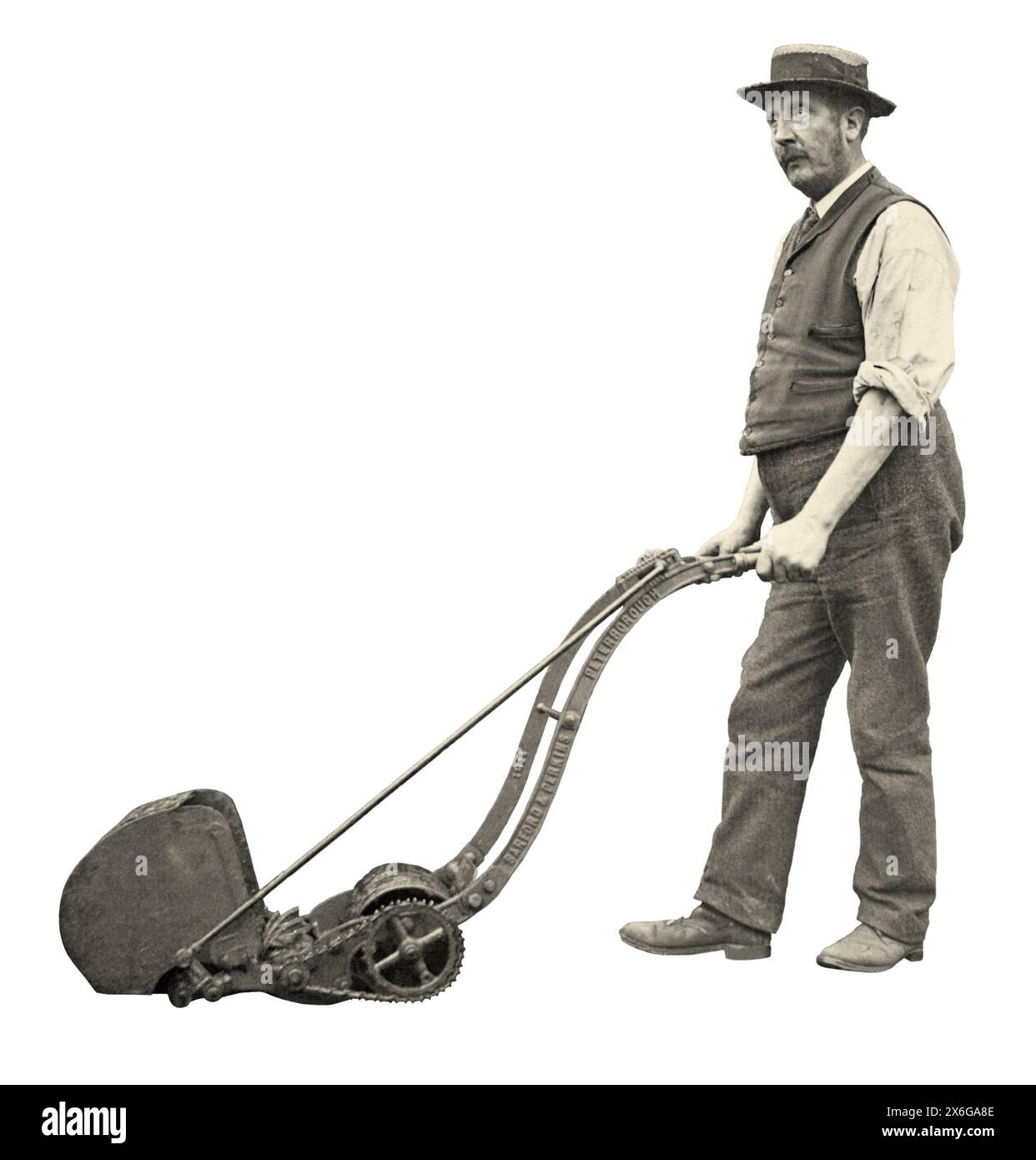 Ein ausgeschnittenes Bild auf weißem Hintergrund eines Gärtners, der seinen Rasen im Vereinigten Königreich um 1902 mäht – er verwendet einen Godiva-Handmäher von Barford & Perkins und trägt seine Gartenkleidung. Der Godiva wurde Ende des 19. Jahrhunderts von Barford & Perkins aus Peterborough, Cambridgeshire, England, hergestellt. Es enthielt eine Vorrichtung (Wansbrough’s Patent Height Regulator), die 1902 eingeführt wurde. Mit dieser langen Verbindungsstange wurde die Höhe der vorderen Holzwalze eingestellt. Dies wiederum veränderte die Schnitthöhe der Maschine – ein viktorianisches und edwardianisches Foto. Stockfoto