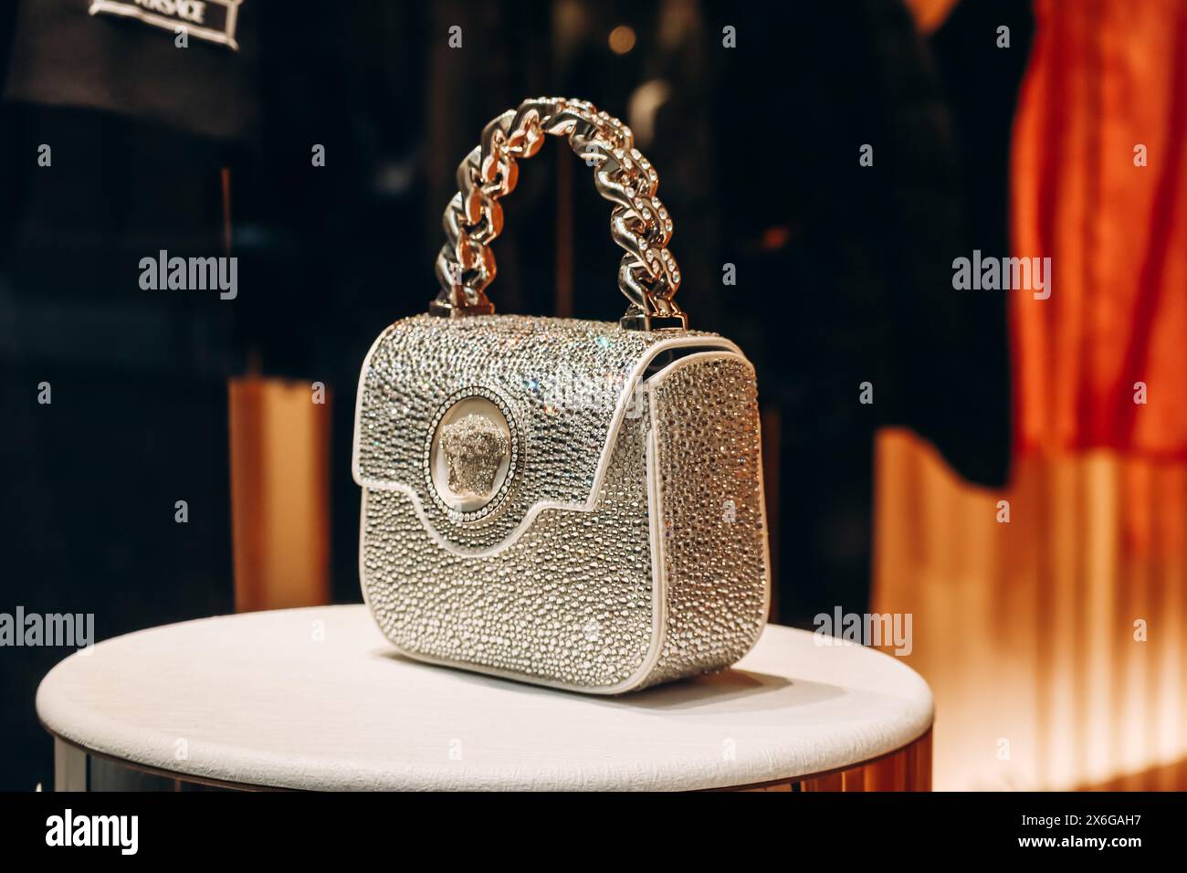 Florenz, Italien - 29. Dezember 2023: Versace Tasche in einem Schaufenster in einer Versace Boutique im Zentrum von Florenz Stockfoto