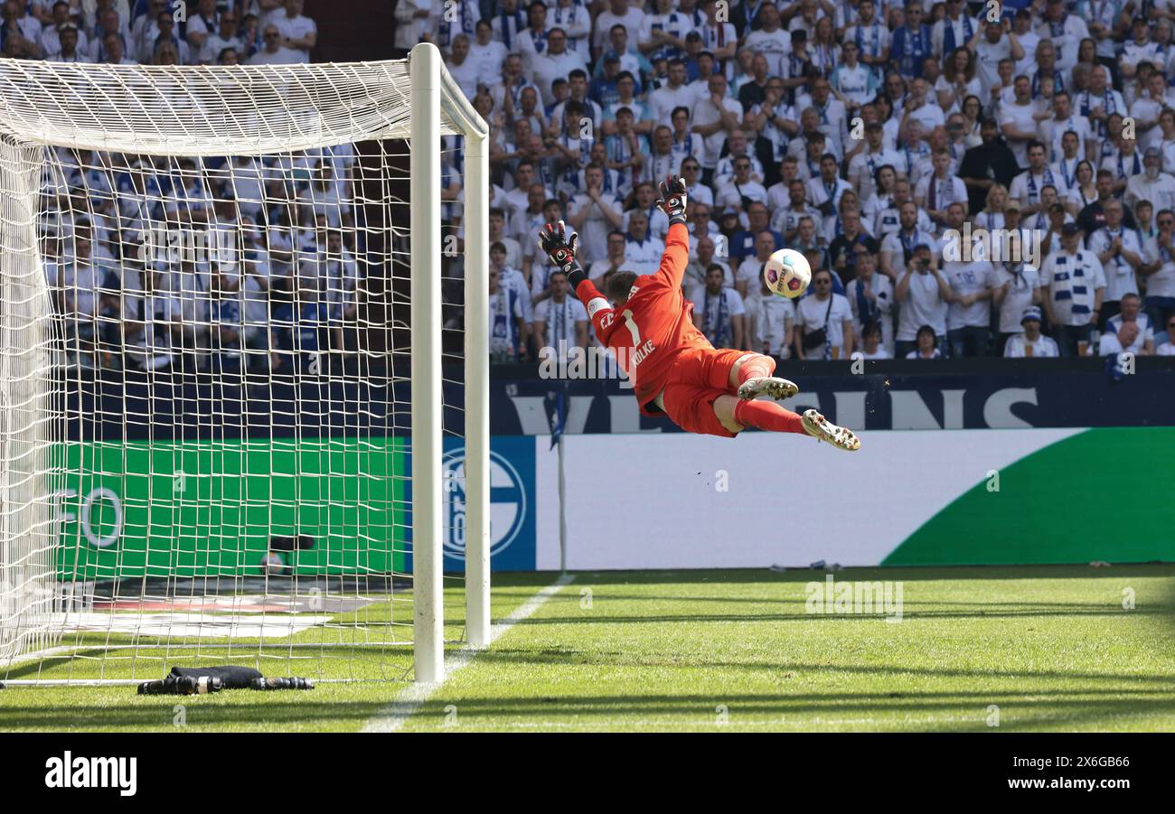 Gelsenkirchen, Deutschland. Mai 2024. firo: 11.05.2024 Fußball, Fußball, 2. Bundesliga 2. Bundesliga, 33. Spieltag FC Schalke 04 - Hansa Rostock 2:1 Markus Kolke Torhüter von Hansa Rostock in Action Parade Credit: dpa/Alamy Live News Stockfoto