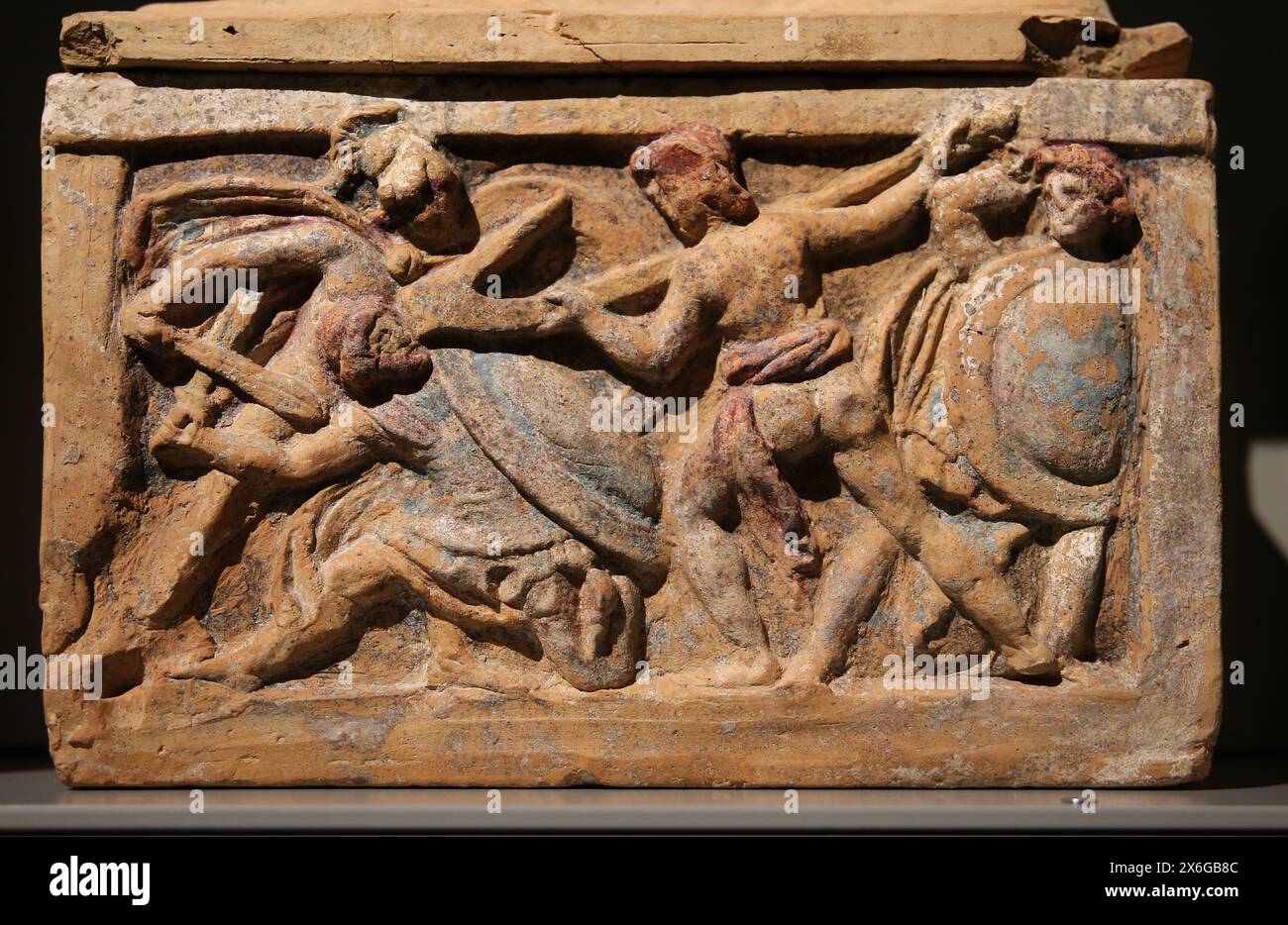 Etruskische Begräbnisurne. Entlastung auf der Vorderseite. „Held kämpft mit einem Pflug“. Polychrome Terrakotta. 2. Jahrhundert v. Chr. Aus Klausen, Italien. Musei Reali. Archael Stockfoto