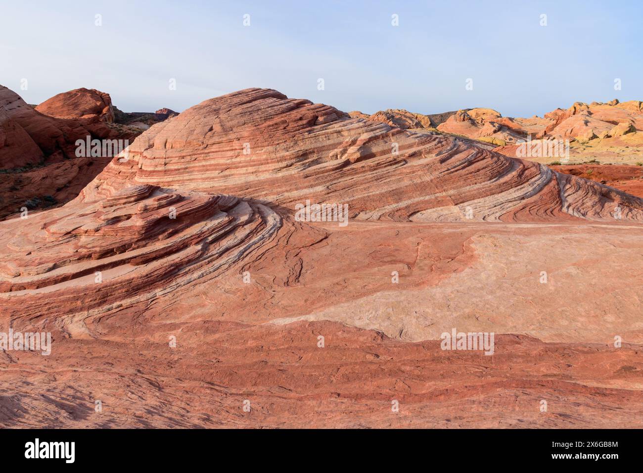 Detaillierte Ansicht der Gesteinsschichten auf der wunderschönen roten Sandsteinformation Fire Wave - Valley of Fire State Park, Nevada Stockfoto