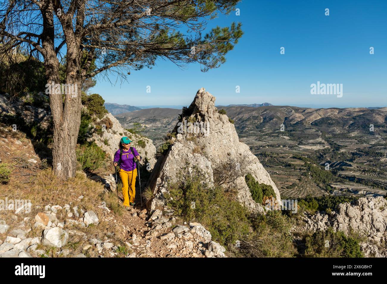 Eine Frau, die in den Bergen wandert, Serrella-Gipfel, Quatretondeta, Alicante, Spanien – Stockfoto Stockfoto