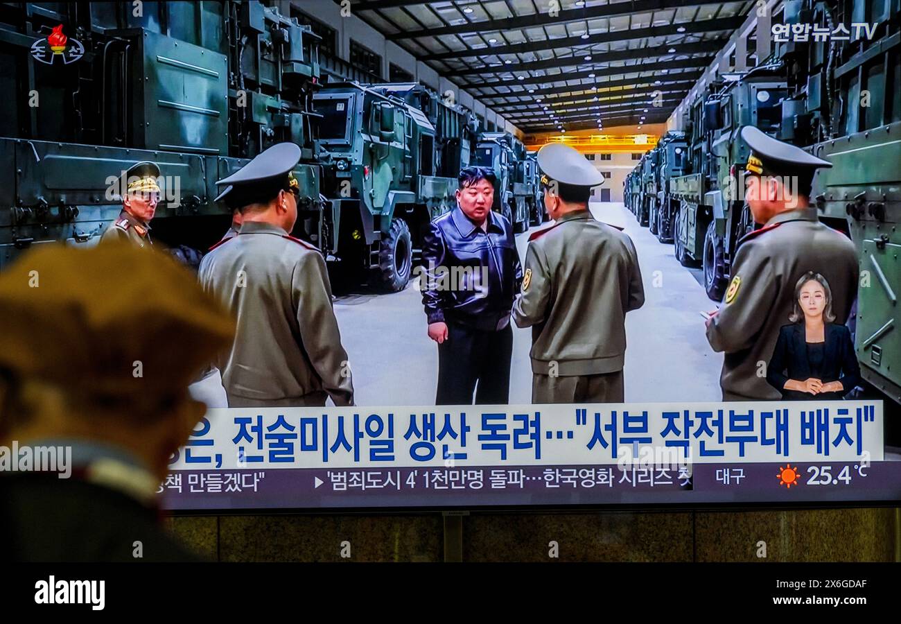 Eine 24-stündige Fernsehsendung von Yonhapnews am Bahnhof Yongsan in Seoul zeigt, wie der nordkoreanische Führer Kim Jong ein neues taktisches Raketenwaffensystem inspiziert, das von den kombinierten Raketeneinheiten der koreanischen Volksarmee neu ausgerüstet werden soll. Der nordkoreanische Führer Kim Jong-un hat ein neues taktisches Raketenwaffensystem inspiziert und zu einer "epochalen Veränderung" der Kriegsvorbereitungen aufgerufen, indem er Rüstungspläne durchführt. die staatlichen Medien sagten am 15. Mai. der nordkoreanische Führer Kim Jong-un beaufsichtigte das „taktische Raketenwaffensystem“, das von den kombinierten Raketeneinheiten der Kore neu ausgerüstet werden sollte Stockfoto