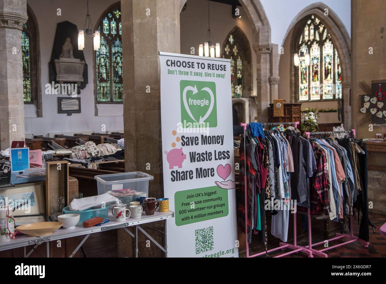 Freegle, ein kostenloser Shop, eine Veranstaltung zum Mitbringen und Nehmen oder Geben und Nehmen in der St James Church, Dursley. Unerwünschtes Haushaltsgut, Kinderspielzeug, mitgebrachte und mitgenommene Kleidung, Recyclingmaterial. Das Hotel wird von der Church Eco Group geleitet, werfen Sie es nicht weg und geben Sie es weg. Gloucestershire, England 2024 2020er Jahre HOMER SYKES Stockfoto