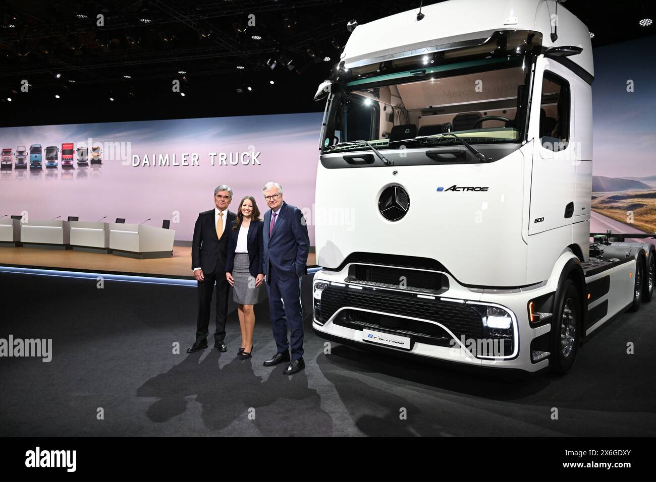 Stuttgart, Deutschland. Mai 2024. Joe Kaeser (l-r), Aufsichtsratsvorsitzender der Daimler Truck AG, CFO Eva Scherer und CEO Martin Daum stehen auf der Hauptversammlung in der Carl-Benz Arena neben einem E Actros Truck auf dem Podium. Quelle: Bernd Weißbrod/dpa/Alamy Live News Stockfoto