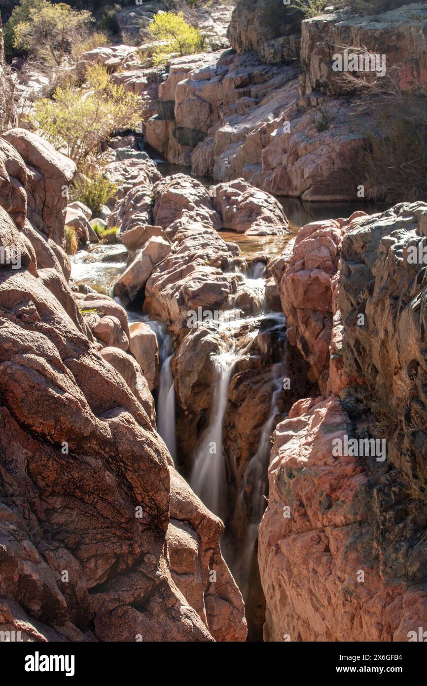 Wundervolle Wasserfälle entlang des herrlichen Water Wheel Falls Wander Trail in der Nähe von Peyson, Arizona (USA). Verführerisch, Erstaunlich, Atemberaubend, Fesselnd, Stockfoto