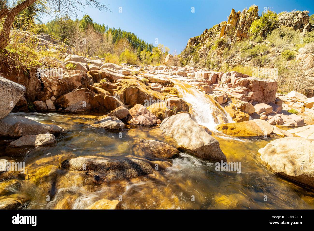 Wundervolle Wasserfälle entlang des herrlichen Water Wheel Falls Wander Trail in der Nähe von Peyson, Arizona (USA). Verführerisch, Erstaunlich, Atemberaubend, Fesselnd, Stockfoto