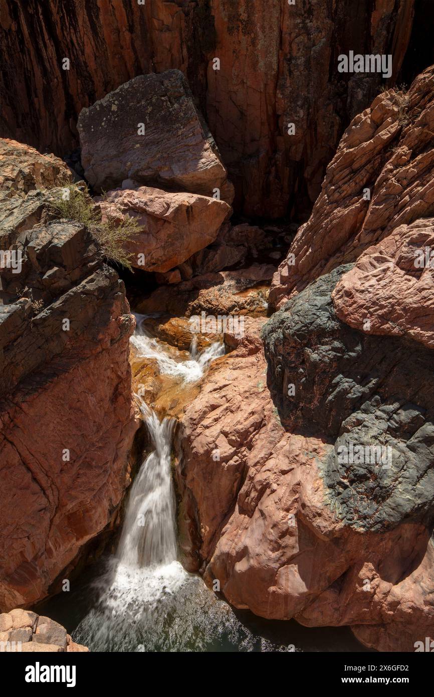 Wundervolle Wasserfälle entlang des herrlichen Water Wheel Falls Wander Trail in der Nähe von Peyson, Arizona (USA). Verführerisch, Erstaunlich, Atemberaubend, Fesselnd, Stockfoto