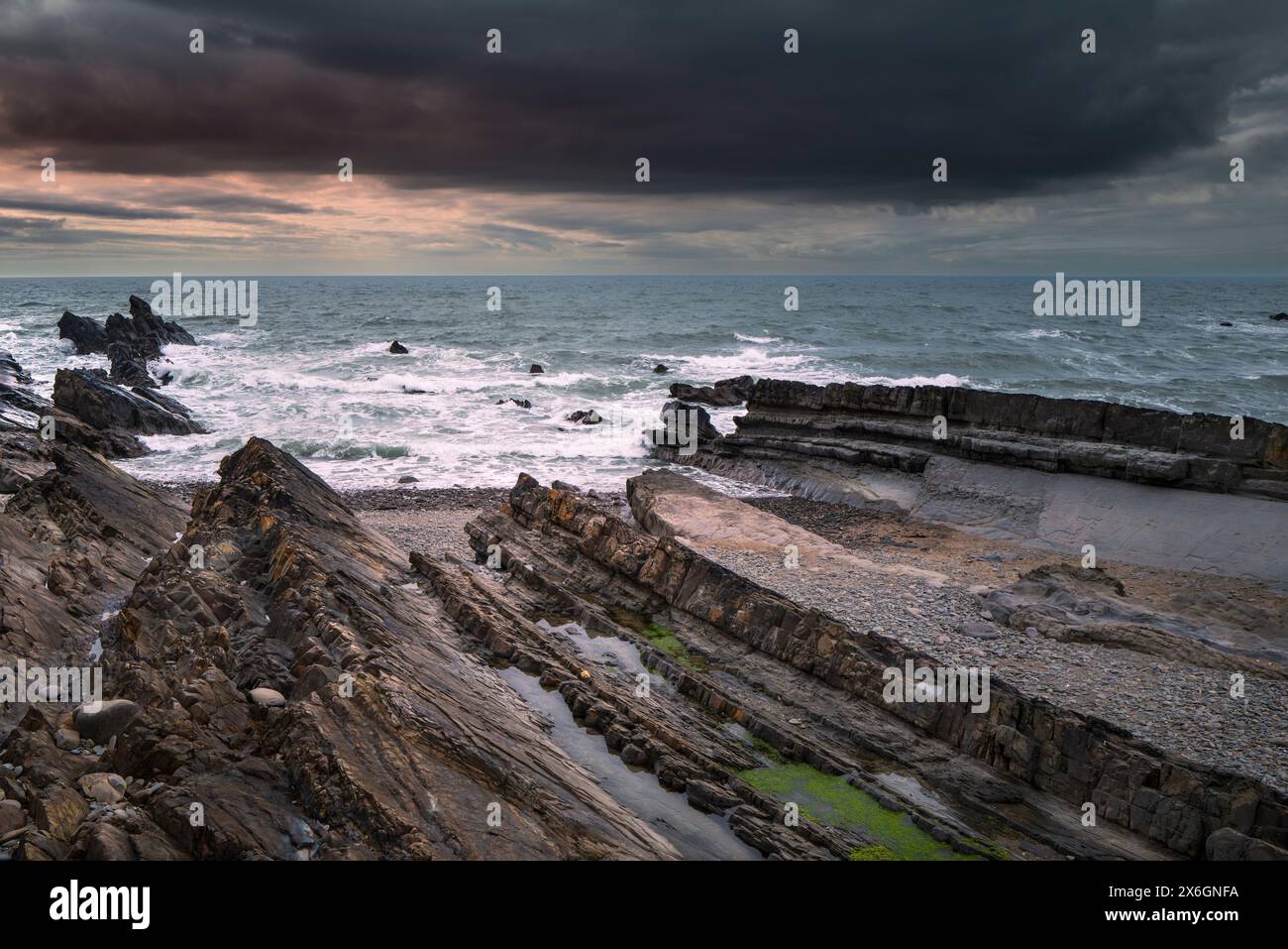 Ein Beispiel für die geologische Formation, bekannt als Bude Formation an einem Strand an der Küste von Bude in Cornwall in Großbritannien. Stockfoto