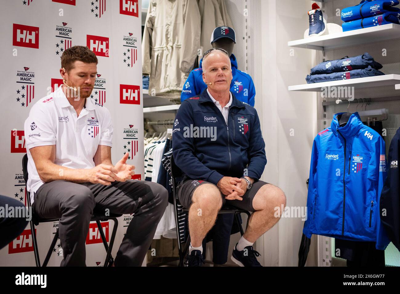 Barcelona, Spanien 14.05.2024, Tom Slingsby aus Australien vom Team American Magic Sailing Team und Terry Hutchinson aus den USA, Skipper und Präsident des Segelbetriebs des American Magic America's Cup Teams während einer Pressekonferenz am 14. Mai 2024 im Helly Hansen Store in Barcelona, Spanien Stockfoto