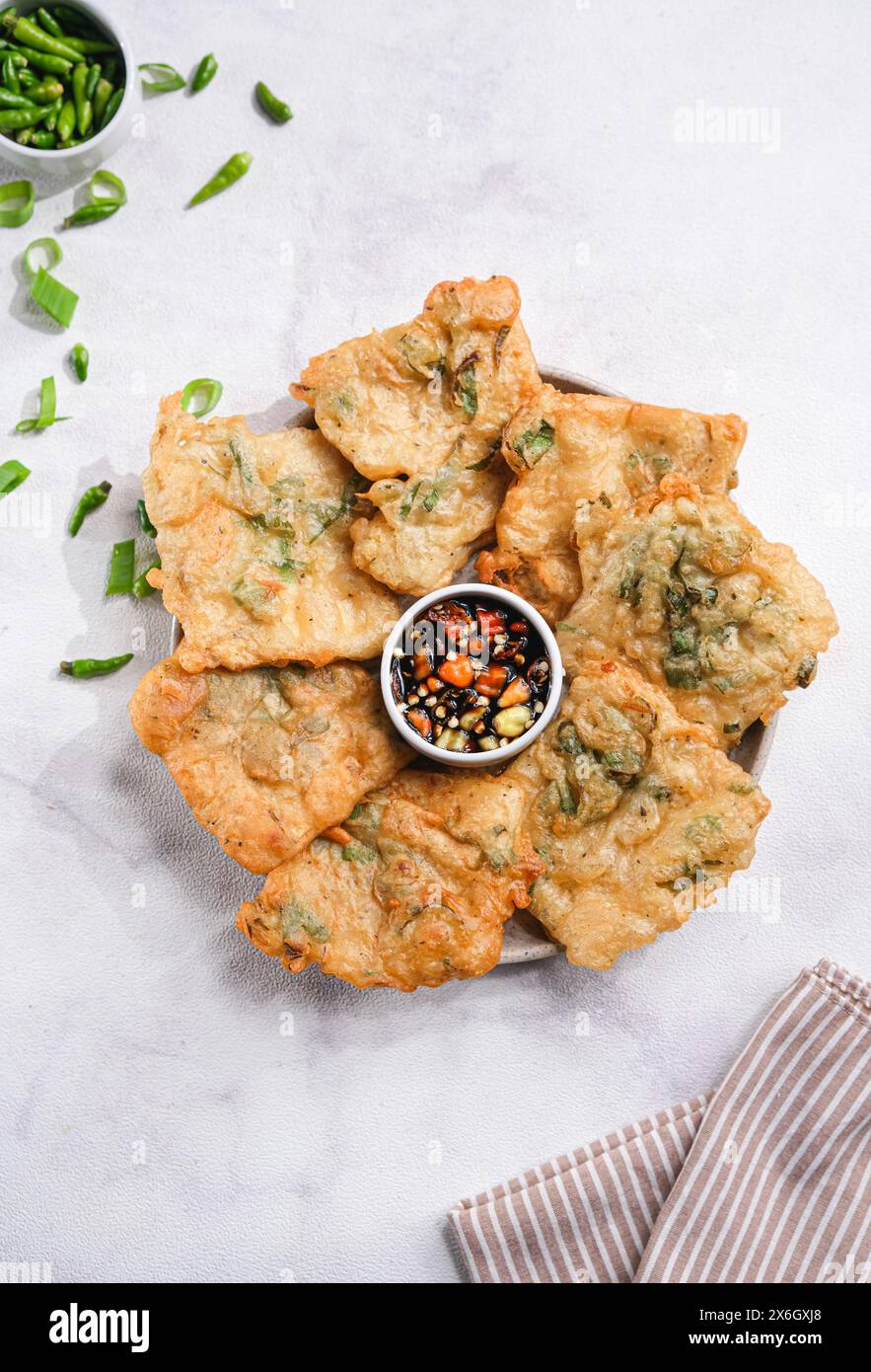 Frittiertes Tempeh oder Tempe Mendoan aus Sojabohnen mit Mehlteig und Frühlingszwiebeln. Indonesisches Essen Stockfoto