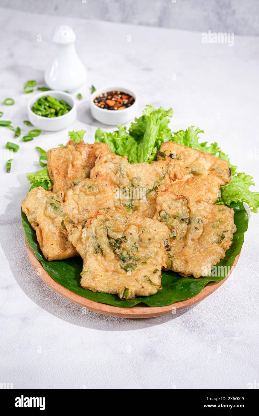 Frittiertes Tempeh oder Tempe Mendoan aus Sojabohnen mit Mehlteig und Frühlingszwiebeln. Indonesisches Essen Stockfoto