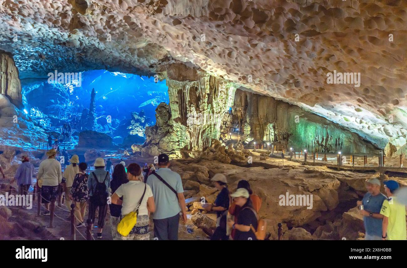 Touristenreisen in die Höhle Sung Sot ist eine der besten und befindet sich im UNESCO-Weltkulturerbe in der Halong-Bucht, Vietnam Stockfoto