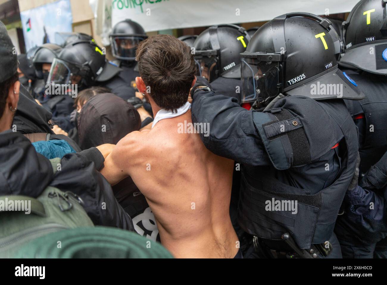 Barcelona, Spanien. Mai 2024. Eine überraschende Aktion im Büro für auswärtige Angelegenheiten der Generalitat endet mit Polizeiangriff, pro-palästinensische Demonstranten protestieren gegen die Zusammenarbeit zwischen Katalonien und Israel in Handelsfragen. Una acci-n sorpresa en la oficina de asuntos exteriores de la Generalitat termina en carga policial, los manifestantes pro-palestinos protestan por la colaboraci-n entre Catalu-a e Israel en materia comercial. Auf dem Bild: News Politics -Barcelona, Spanien mittwoch, 15. Mai 2024 (Foto: Eric Renom/LaPresse) Credit: LaPresse/Alamy Live News Stockfoto