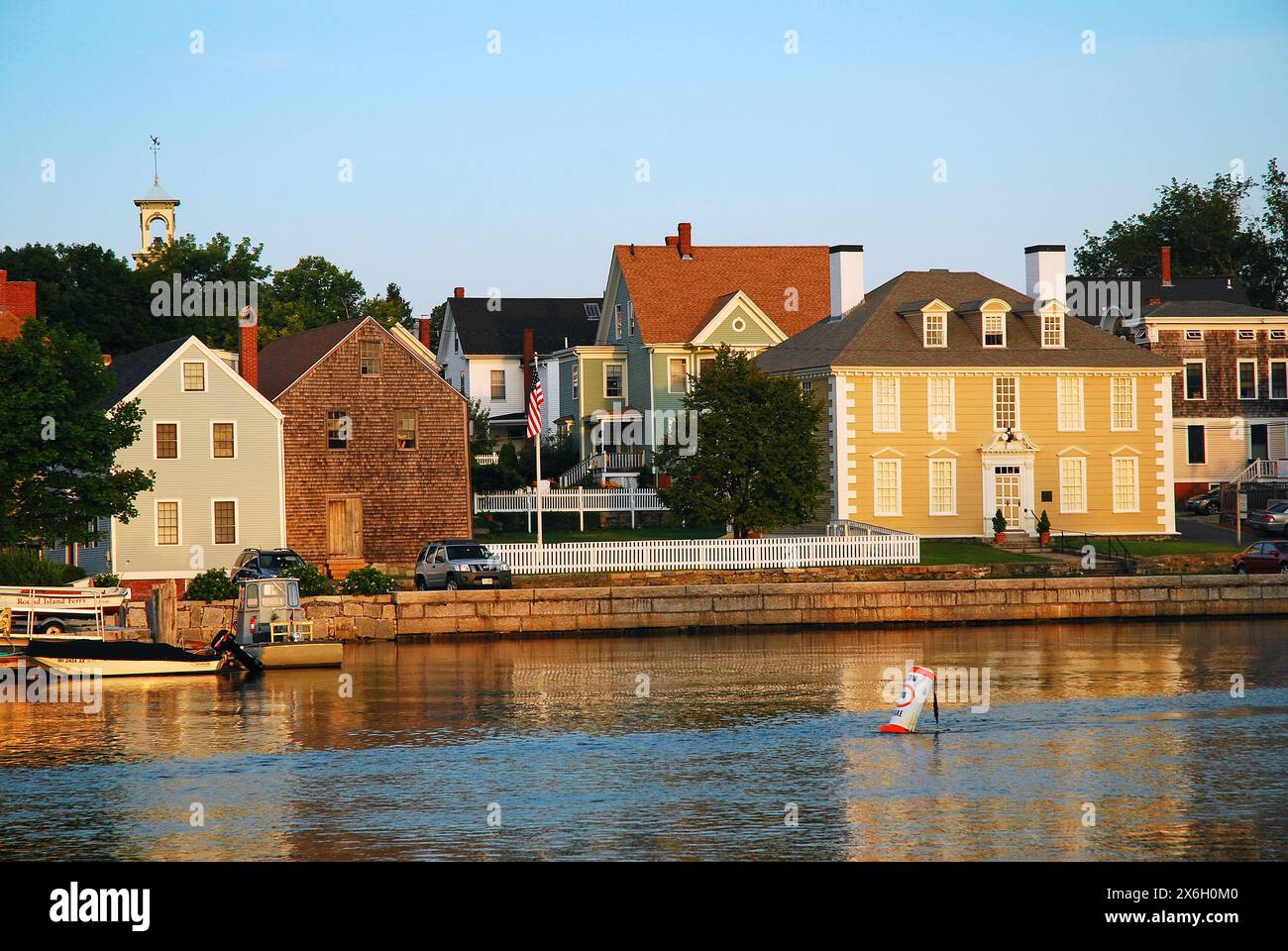 Die Kolonialhäuser in Portsmouth New Hampshire spiegeln sich im stillen Wasser wider Stockfoto