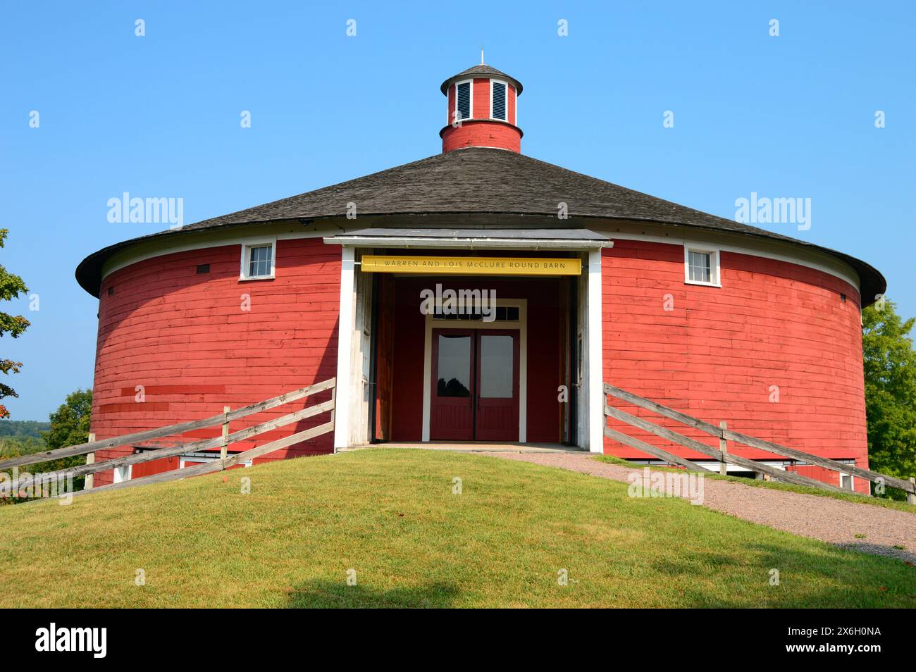 Eine rote runde Scheune steht als Eingang und Besucherzentrum des Shelburne Museums, einem großen weitläufigen Komplex in Shelburne, Vermont Stockfoto