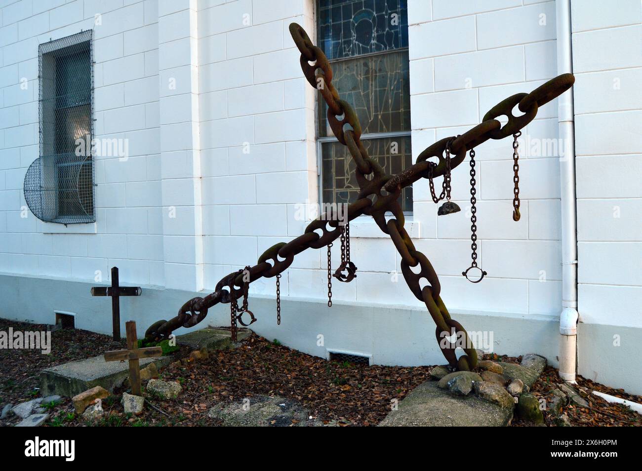 Ein Kreuz aus Fesseln und Ketten in der St. Augustine Kirche in der Treme in New Orleans ist ein Denkmal für die Sklaven, die kein Begräbnis erhielten Stockfoto