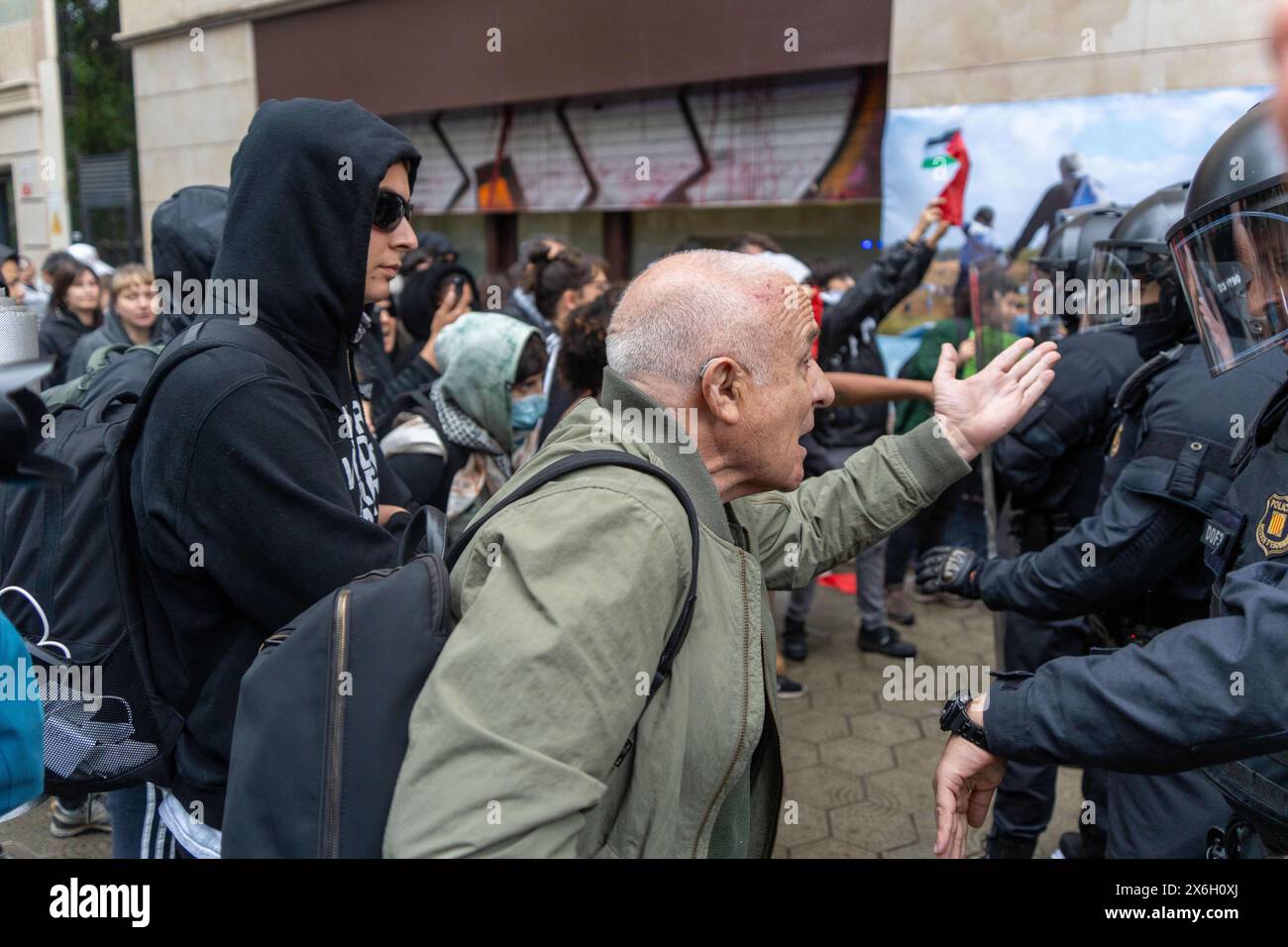 Barcelona, Spanien. Mai 2024. Eine überraschende Aktion im Büro für auswärtige Angelegenheiten der Generalitat endet mit Polizeiangriff, pro-palästinensische Demonstranten protestieren gegen die Zusammenarbeit zwischen Katalonien und Israel in Handelsfragen. Una acci-n sorpresa en la oficina de asuntos exteriores de la Generalitat termina en carga policial, los manifestantes pro-palestinos protestan por la colaboraci-n entre Catalu-a e Israel en materia comercial. Auf dem Bild: News Politics -Barcelona, Spanien mittwoch, 15. Mai 2024 (Foto: Eric Renom/LaPresse) Credit: LaPresse/Alamy Live News Stockfoto