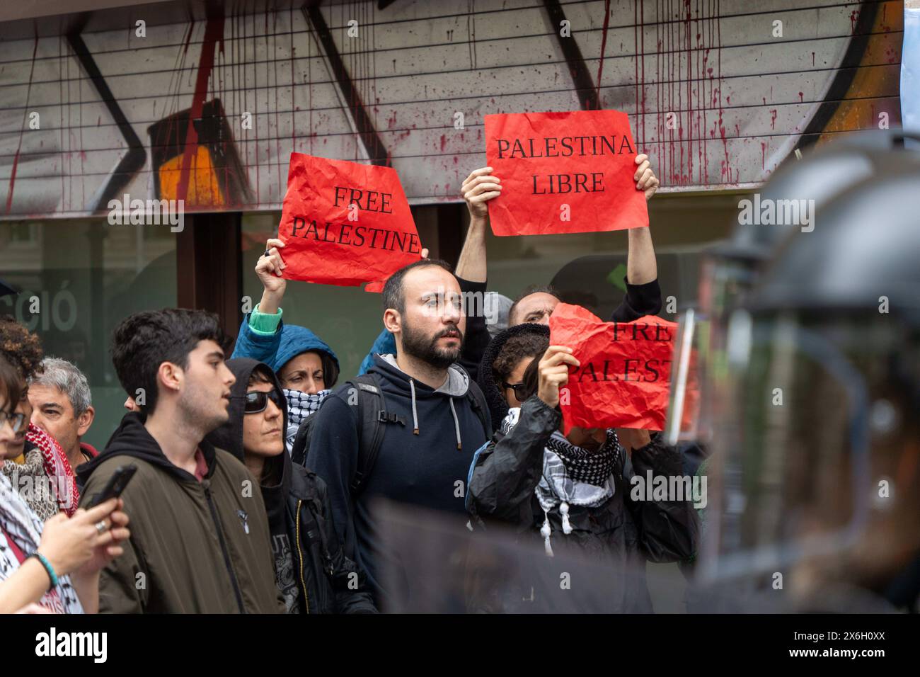 Barcelona, Spanien. Mai 2024. Eine überraschende Aktion im Büro für auswärtige Angelegenheiten der Generalitat endet mit Polizeiangriff, pro-palästinensische Demonstranten protestieren gegen die Zusammenarbeit zwischen Katalonien und Israel in Handelsfragen. Una acci-n sorpresa en la oficina de asuntos exteriores de la Generalitat termina en carga policial, los manifestantes pro-palestinos protestan por la colaboraci-n entre Catalu-a e Israel en materia comercial. Auf dem Bild: News Politics -Barcelona, Spanien mittwoch, 15. Mai 2024 (Foto: Eric Renom/LaPresse) Credit: LaPresse/Alamy Live News Stockfoto
