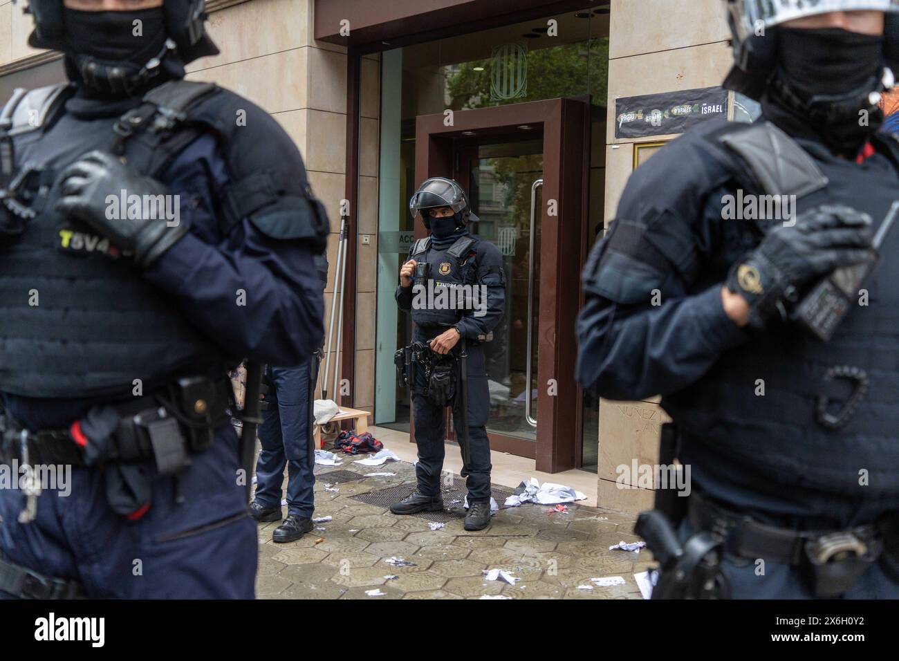 Barcelona, Spanien. Mai 2024. Eine überraschende Aktion im Büro für auswärtige Angelegenheiten der Generalitat endet mit Polizeiangriff, pro-palästinensische Demonstranten protestieren gegen die Zusammenarbeit zwischen Katalonien und Israel in Handelsfragen. Una acci-n sorpresa en la oficina de asuntos exteriores de la Generalitat termina en carga policial, los manifestantes pro-palestinos protestan por la colaboraci-n entre Catalu-a e Israel en materia comercial. Auf dem Bild: News Politics -Barcelona, Spanien mittwoch, 15. Mai 2024 (Foto: Eric Renom/LaPresse) Credit: LaPresse/Alamy Live News Stockfoto