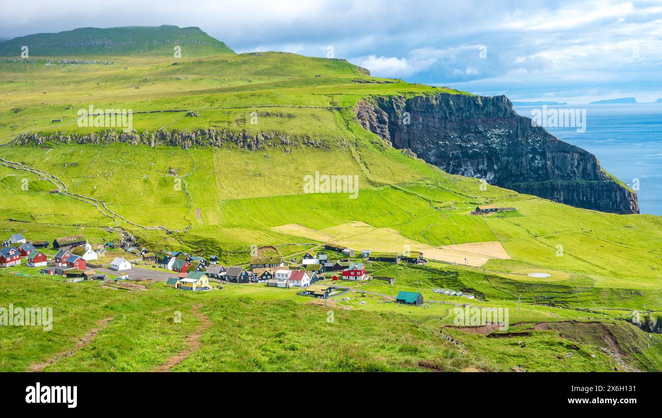 Mykines, Färöer Inseln. Panoramablick auf Mykines Inseldorf, Vogelbeobachtungsziel für Papageientaucher. Traditionelle Häuser mit Rasendächern Stockfoto