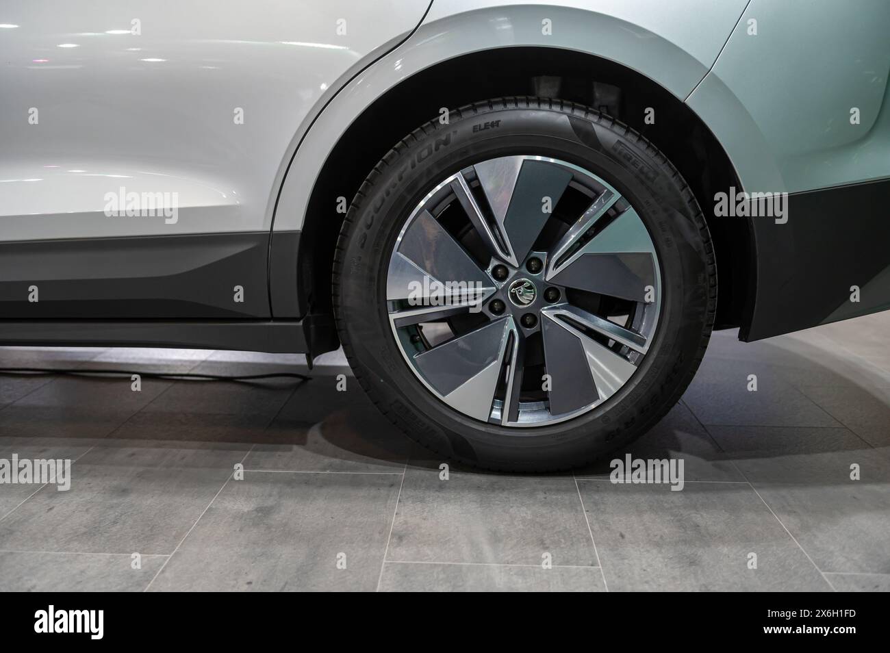 Riga, Lettland, 19. April 2024: Nahaufnahme von Skoda Superve Felgen, dekorative neue Leichtmetallfelgen Stockfoto