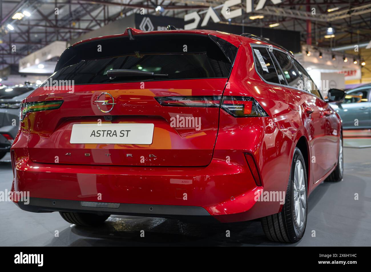 Riga, Lettland, 19. April 2024: Opel Astra ST Premiere auf einer Automobilausstellung, Modell 2024 Stockfoto