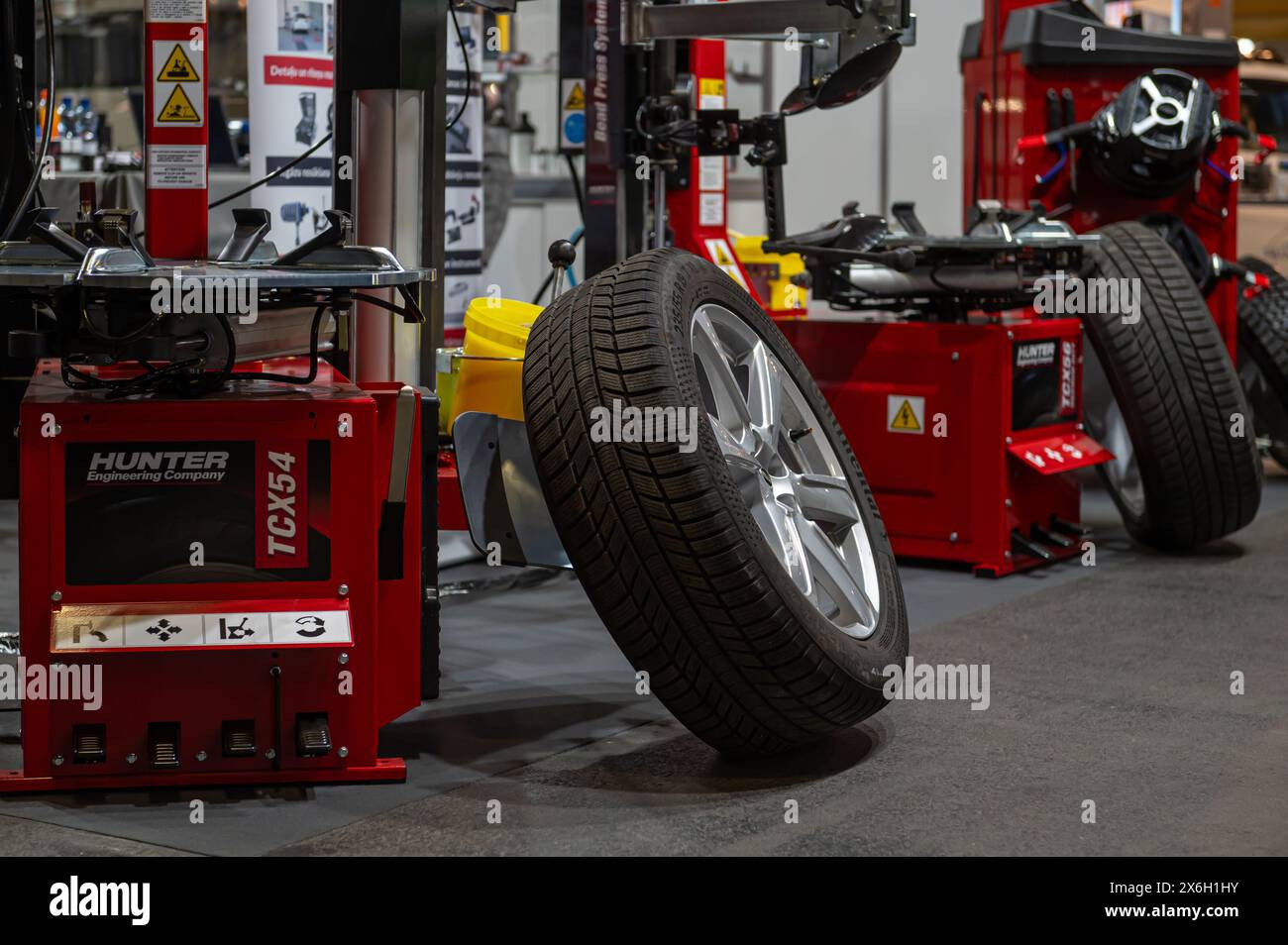 Riga, Lettland, 19. April 2024: Reifenwechsel- und Auswuchtwerkstattausrüstung auf der Fachmesse Autoreparaturtechnik Stockfoto