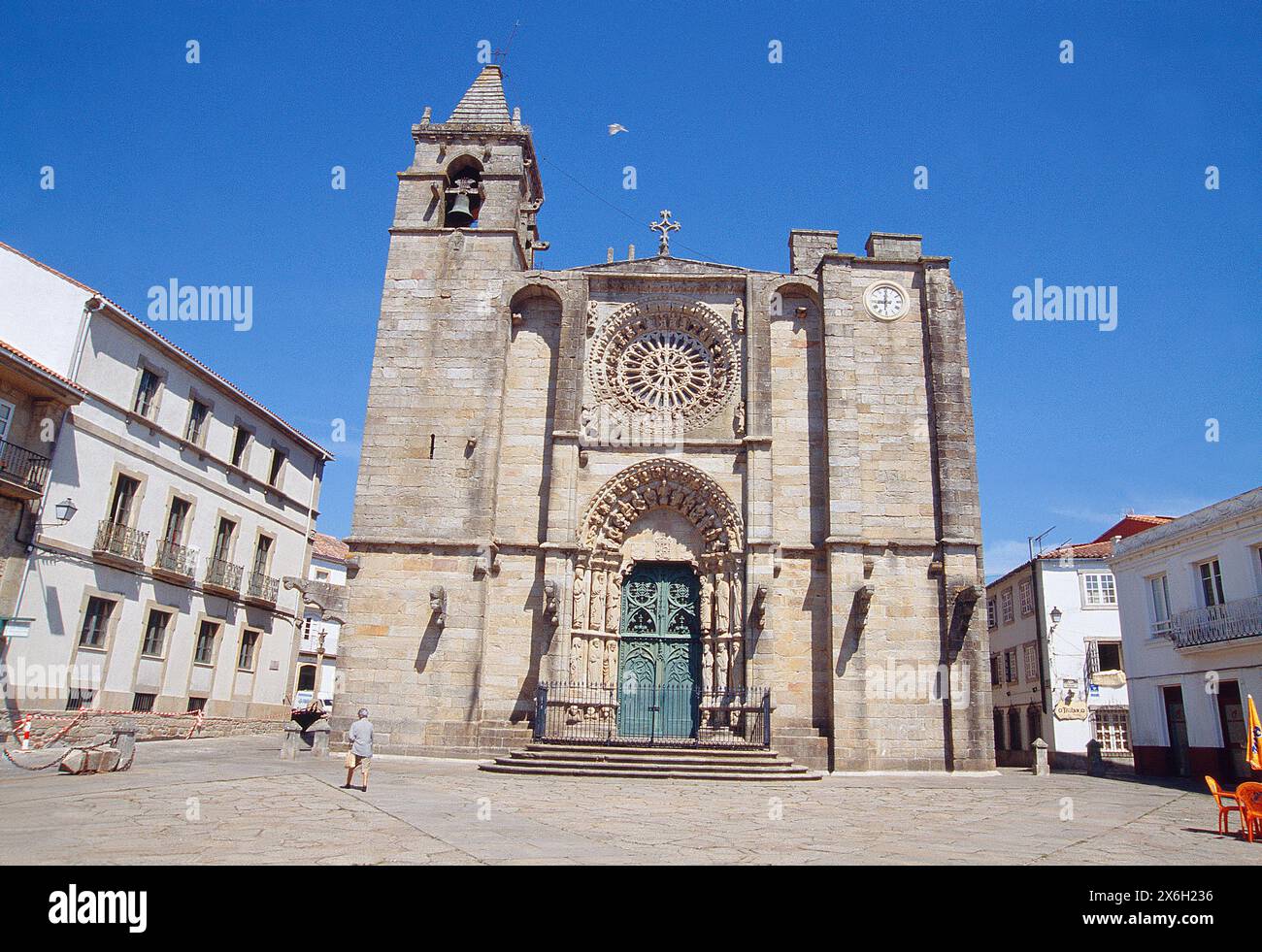 Fassade der Kirche San Martiño. Noia, La Coruña Provinz, Galizien, Spanien. Stockfoto